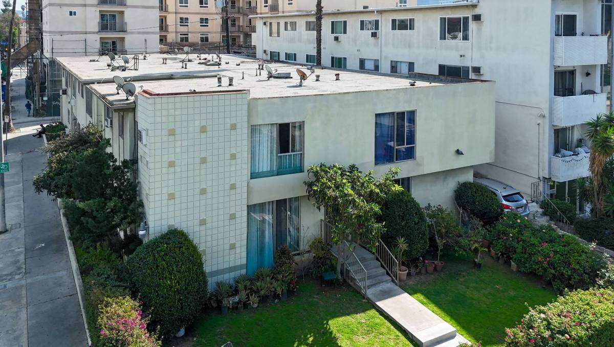 Apartment for rent at 4270 W 4th St, Los Angeles, CA 90020