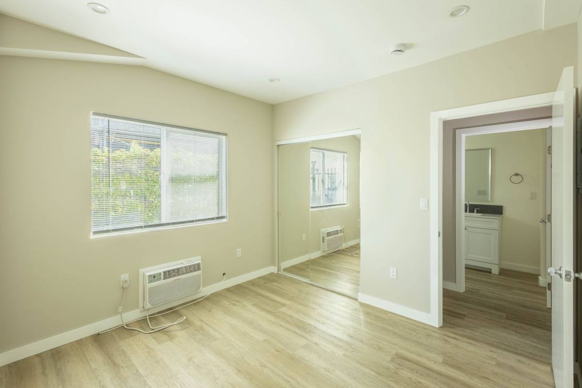 Apartment for rent at 4270 W 4th St, Los Angeles, CA 90020