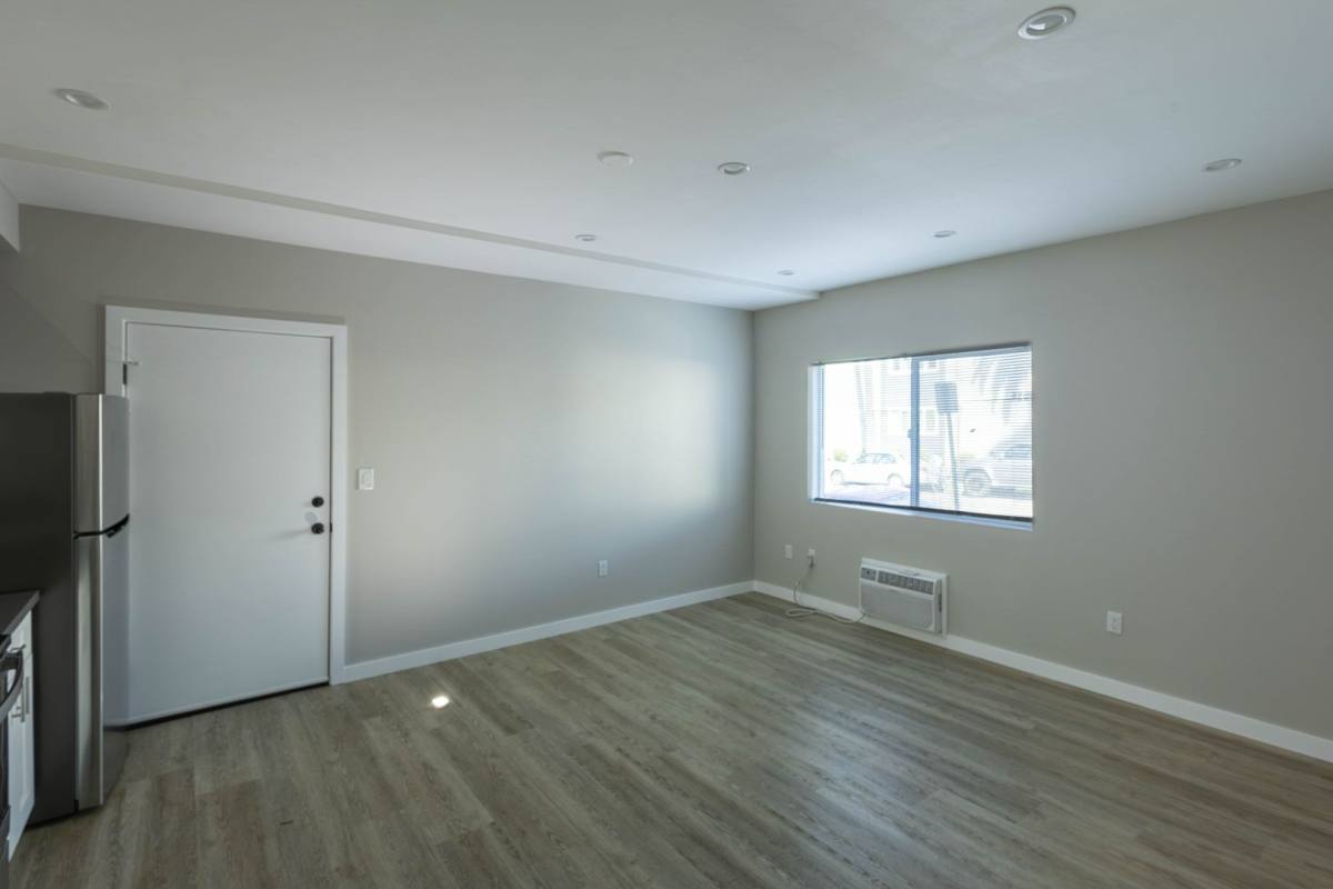 Apartment for rent at 4270 W 4th St, Los Angeles, CA 90020