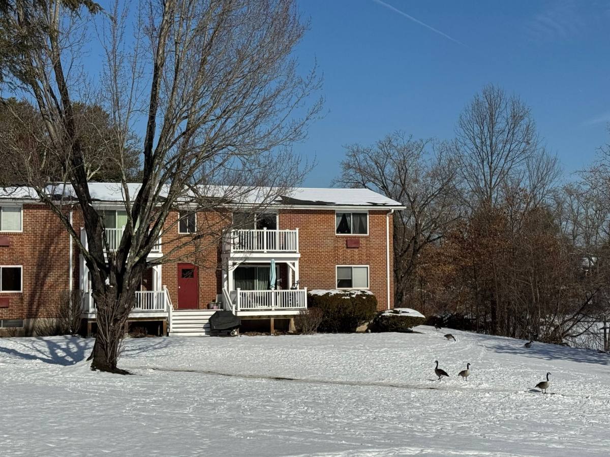 Townhouse for rent at 34 Lakeshore Dr, Farmington, CT 06032