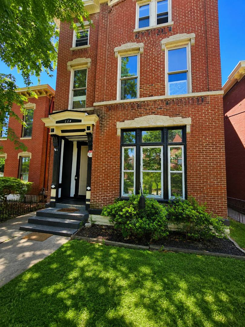 Apartment for rent at 224 E Oak St, Louisville, KY 40203