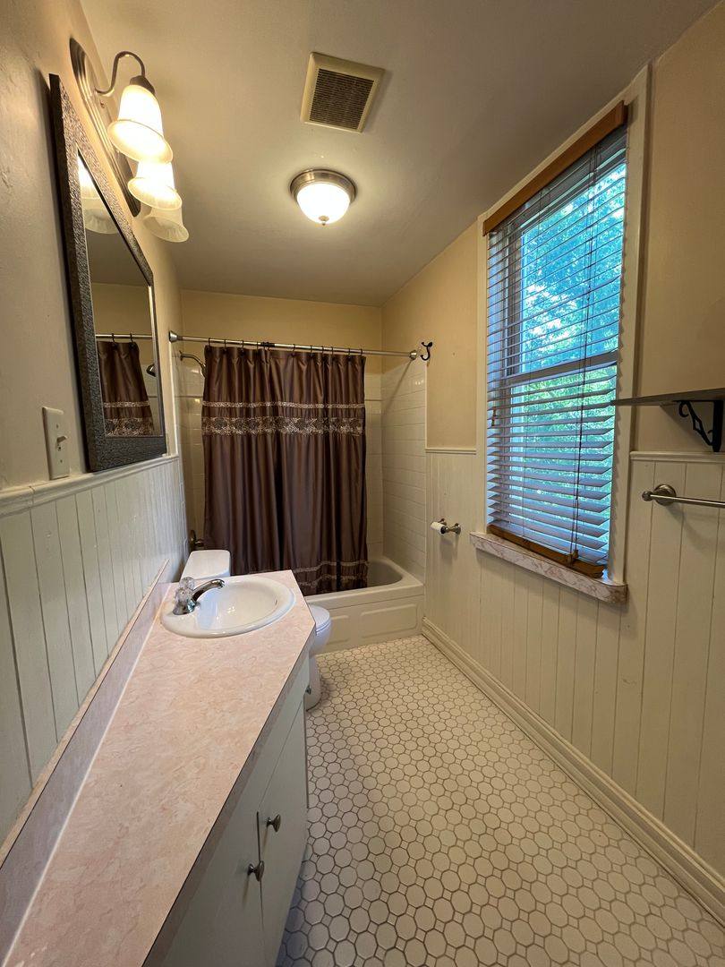 Apartment for rent at 230 E 4th St #2, Duluth, MN 55805
