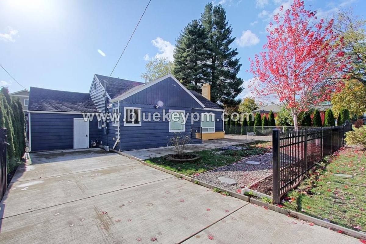 House for rent at 12220 SE Mill St, Portland, OR 97233