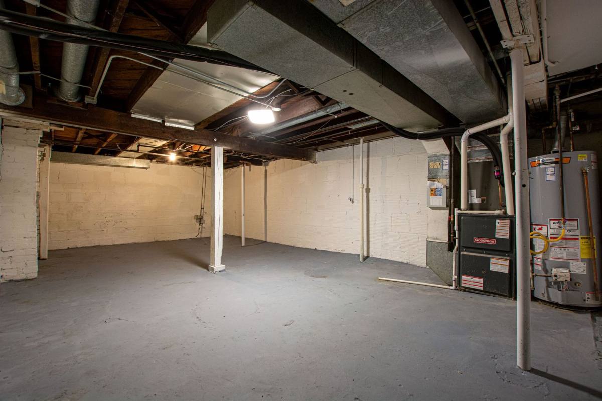 Apartment for rent at 110 N 38th St, Omaha, NE 68131