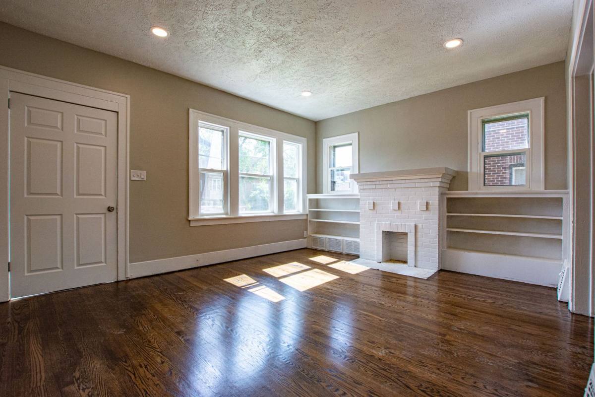 Apartment for rent at 110 N 38th St, Omaha, NE 68131