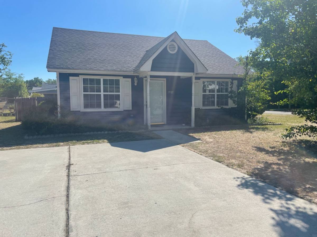 House for rent at 1921 Oak St, Wilmington, NC 28401