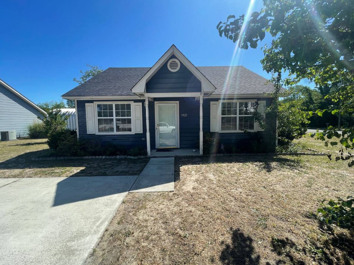 House for rent at 1921 Oak St, Wilmington, NC 28401