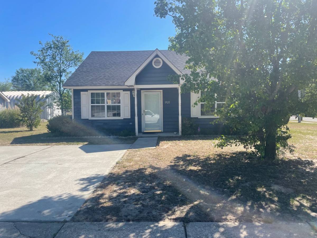 House for rent at 1921 Oak St, Wilmington, NC 28401
