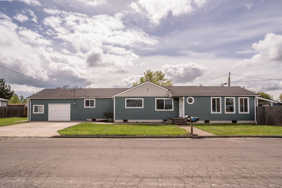 Apartment for rent at 230 15th St SE, Albany, OR 97322