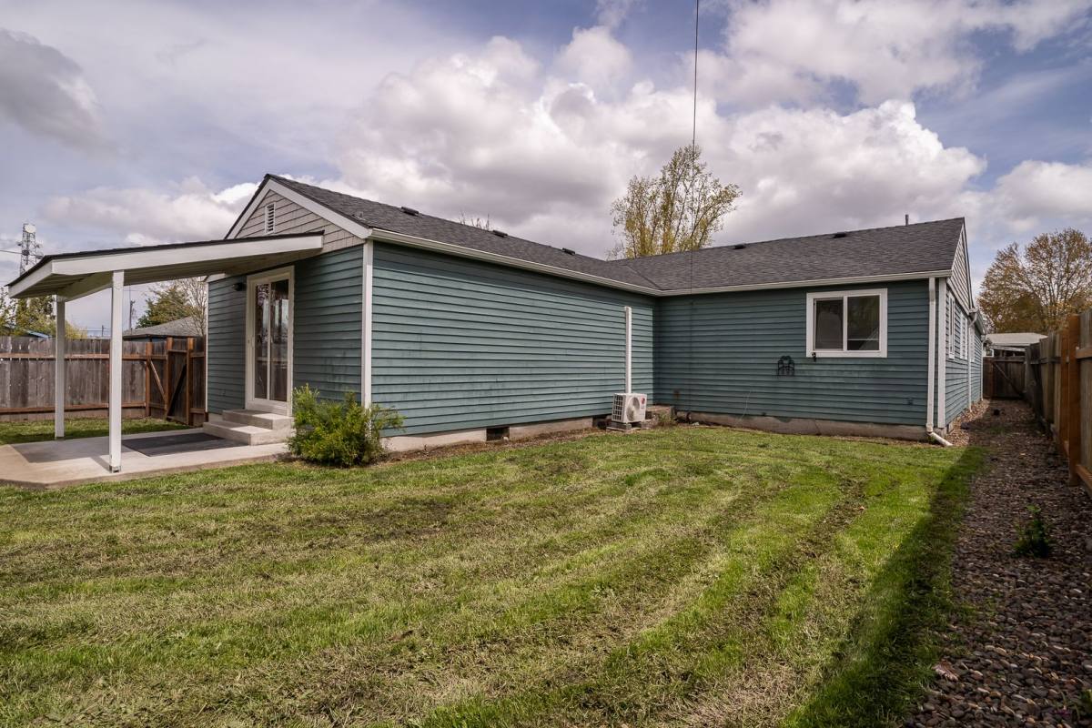 Apartment for rent at 230 15th St SE, Albany, OR 97322