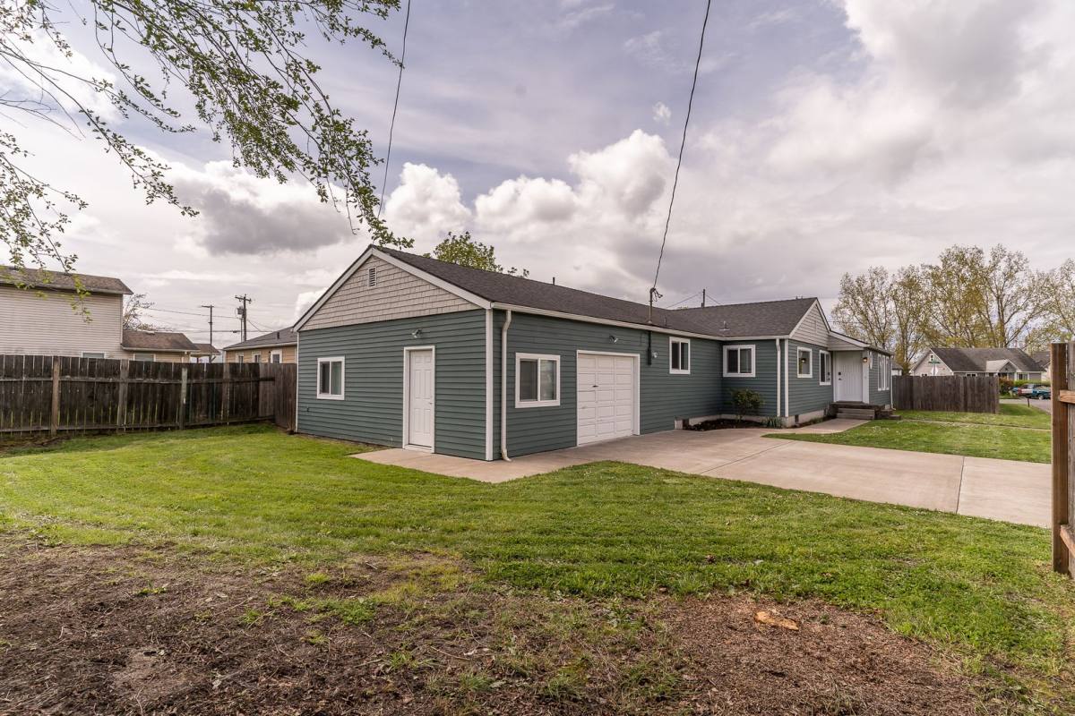 Apartment for rent at 230 15th St SE, Albany, OR 97322