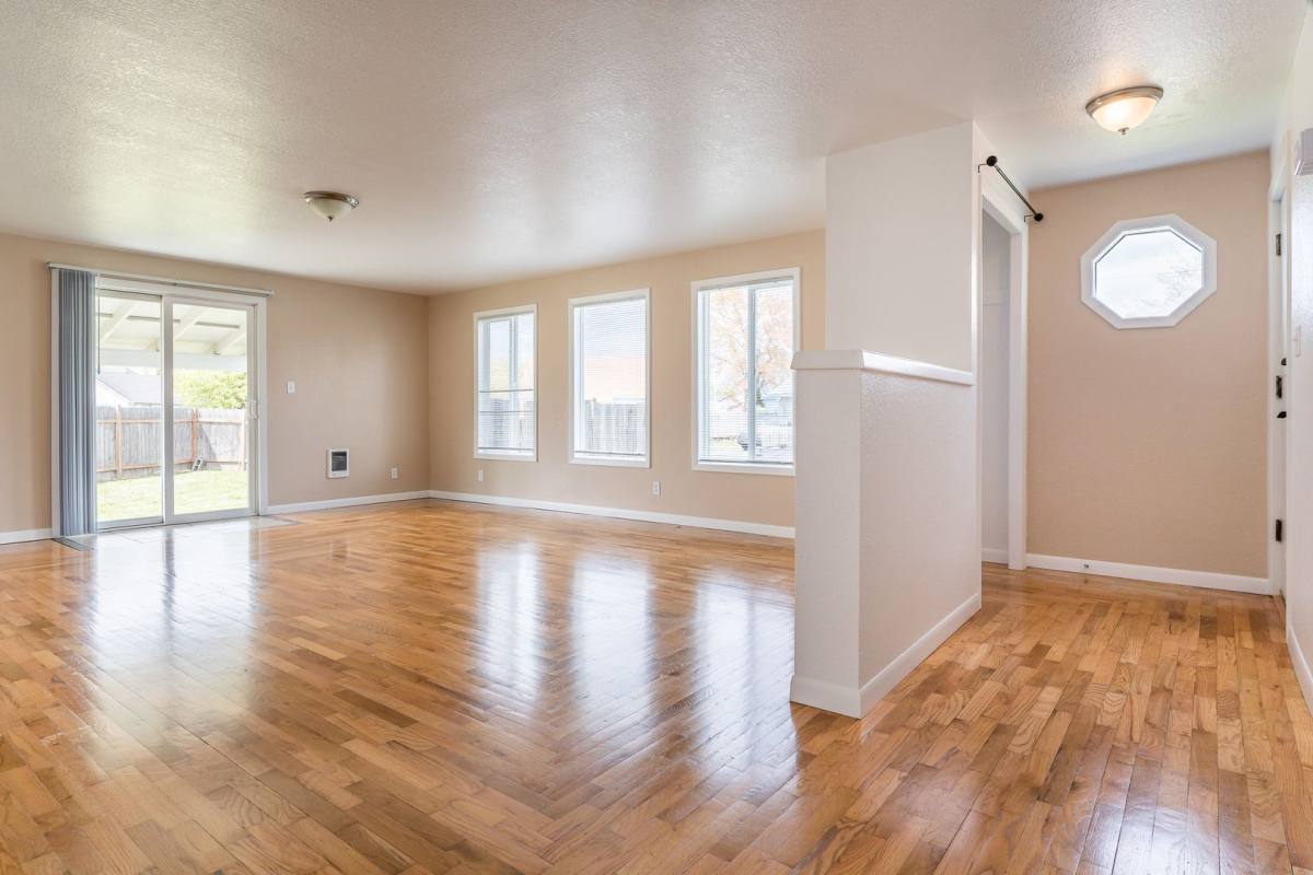 Apartment for rent at 230 15th St SE, Albany, OR 97322