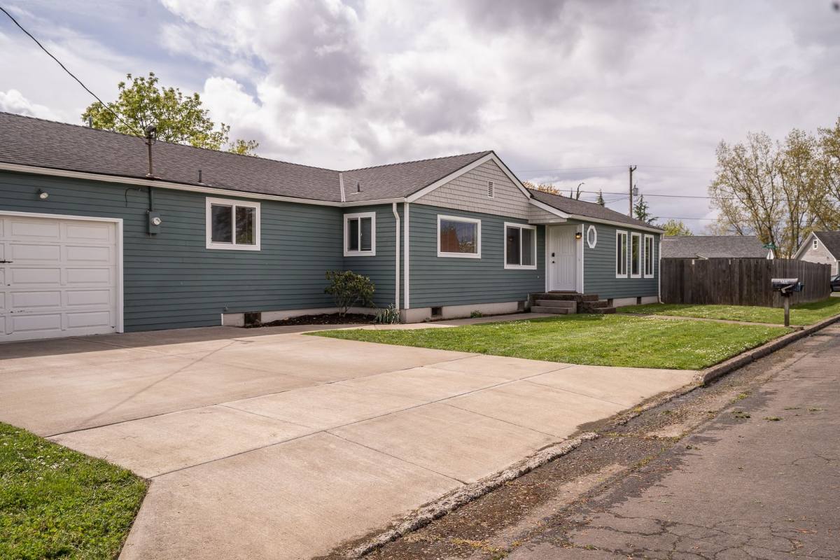 Apartment for rent at 230 15th St SE, Albany, OR 97322