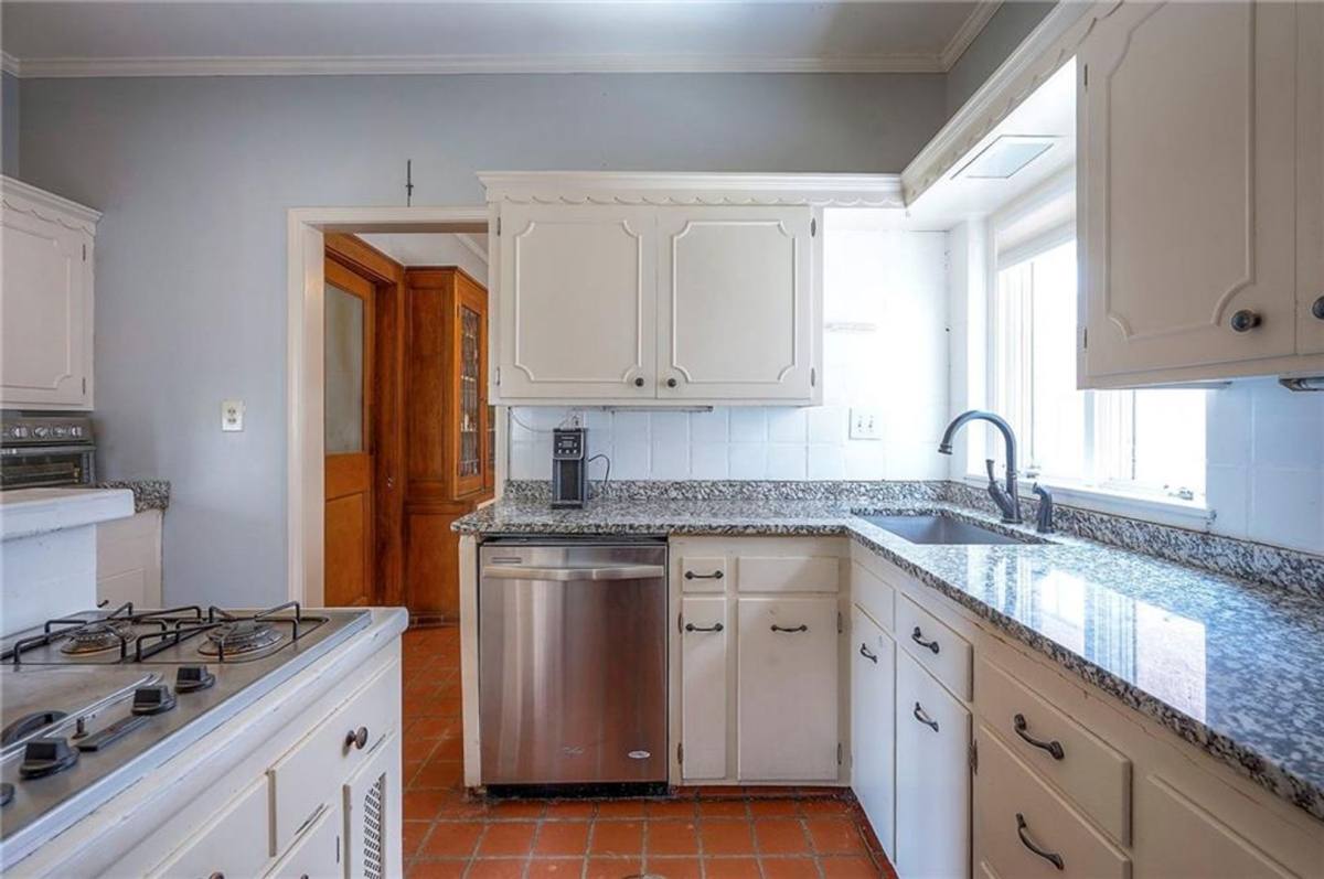 House for rent at 712 E Armour Blvd, Kansas City, MO 64109