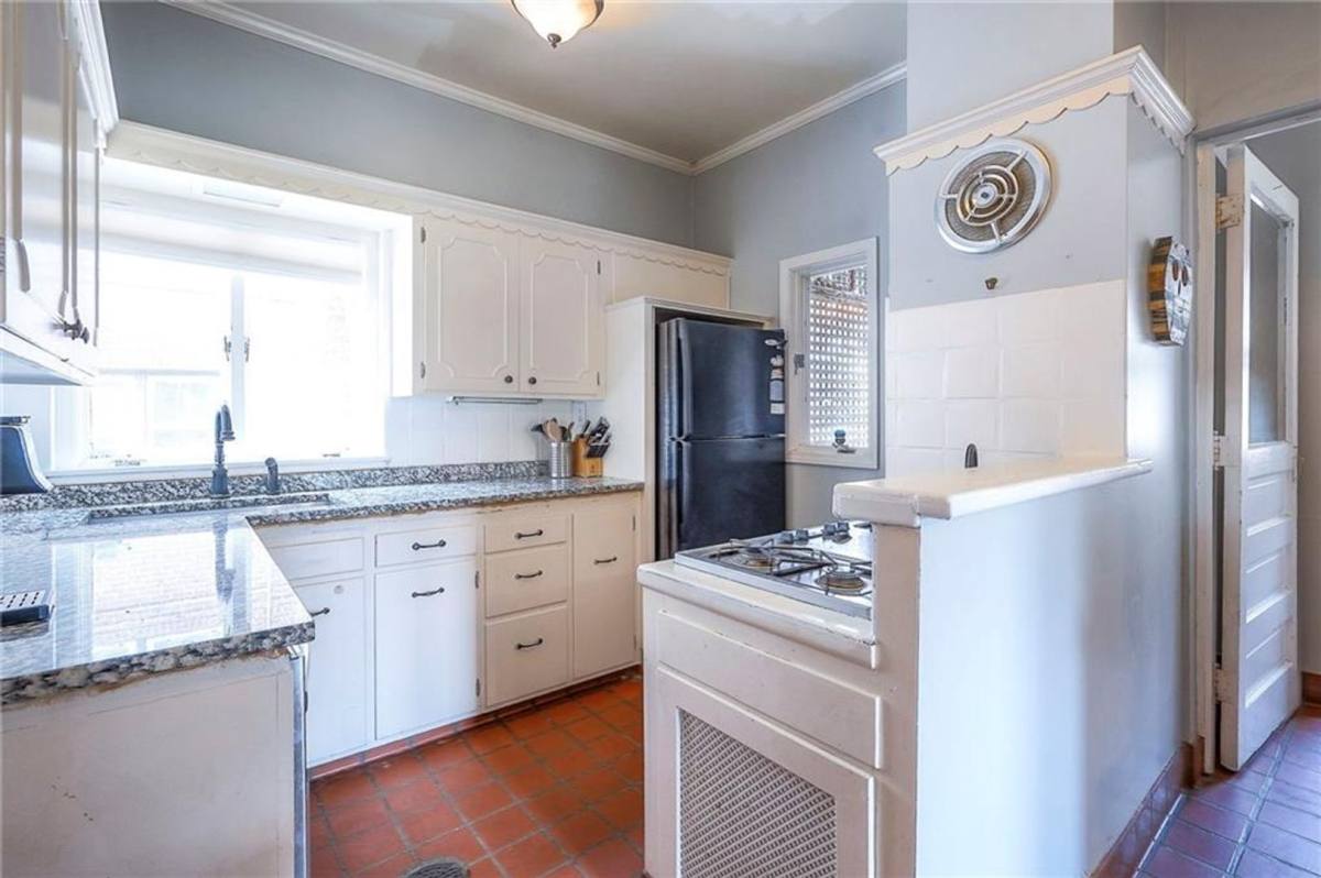 House for rent at 712 E Armour Blvd, Kansas City, MO 64109