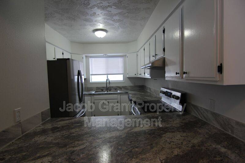Townhouse for rent at 1474 S Falcon Dr, Idaho Falls, ID 83406