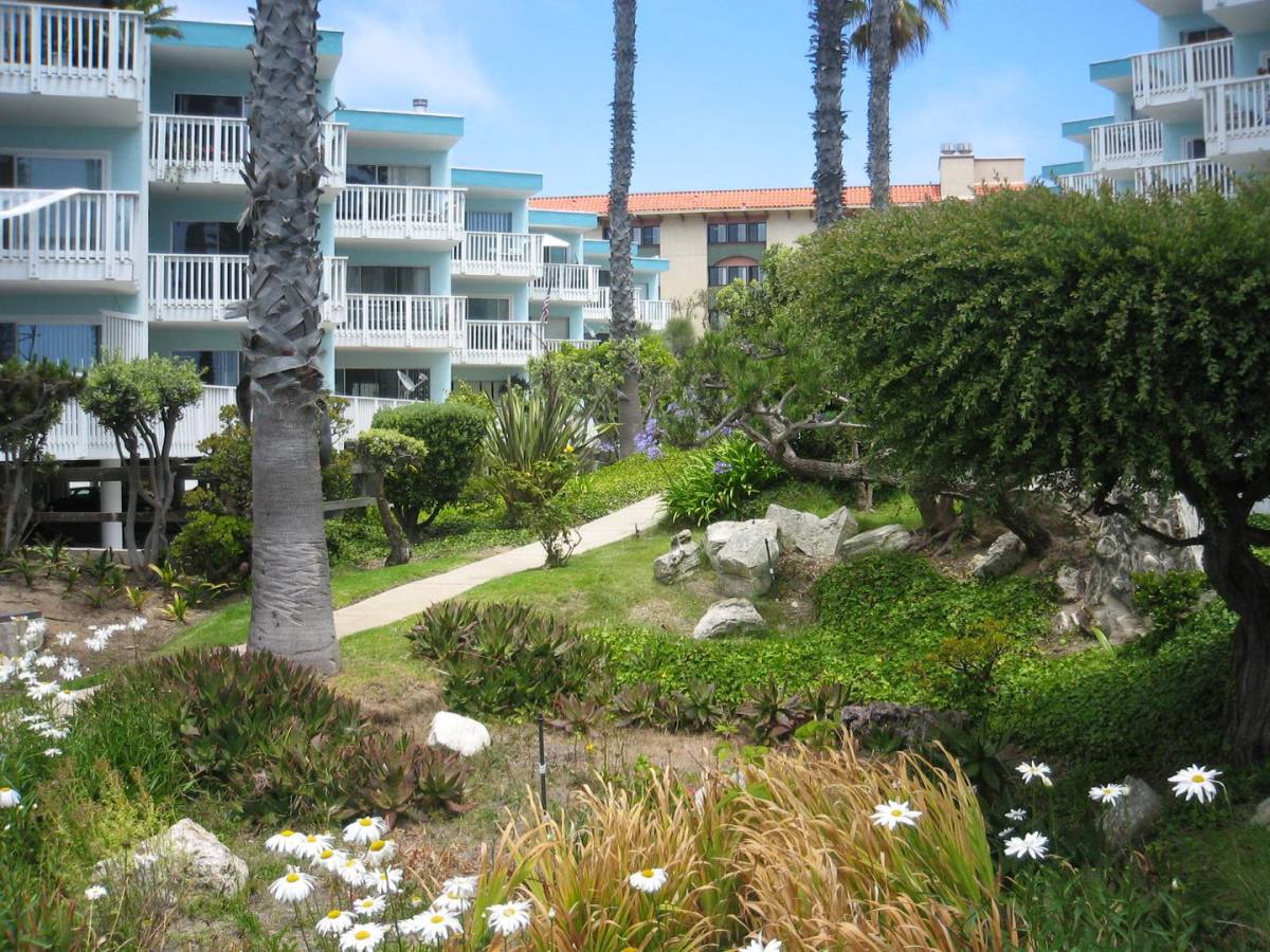Apartment for rent at 610 The Village, Redondo Beach, CA 90277