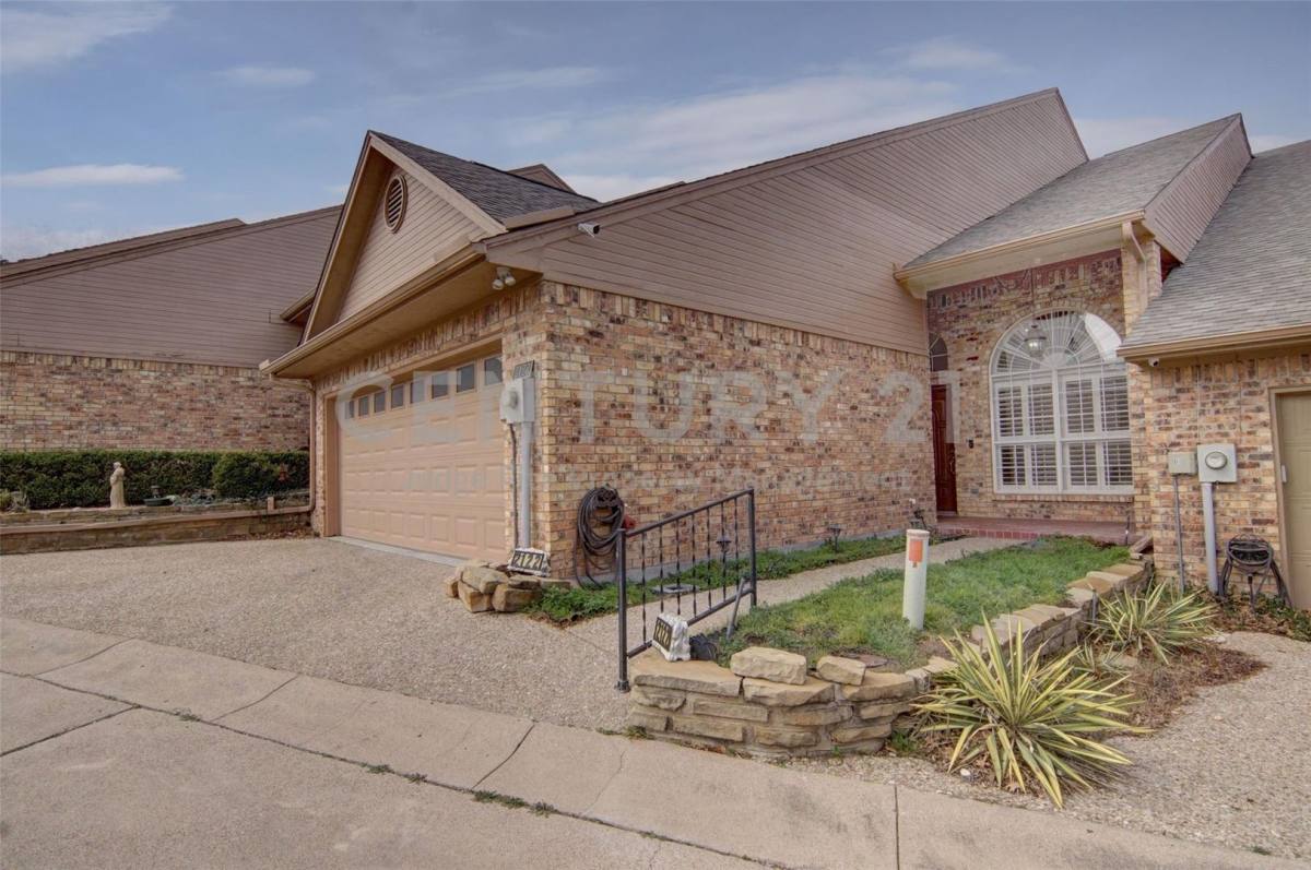 Townhouse for rent at 2122 Clear Lake Rd, Weatherford, TX 76087