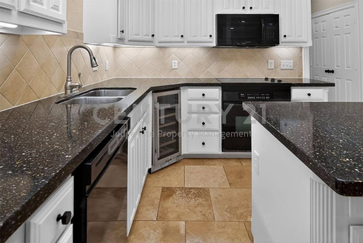 Townhouse for rent at 2122 Clear Lake Rd, Weatherford, TX 76087