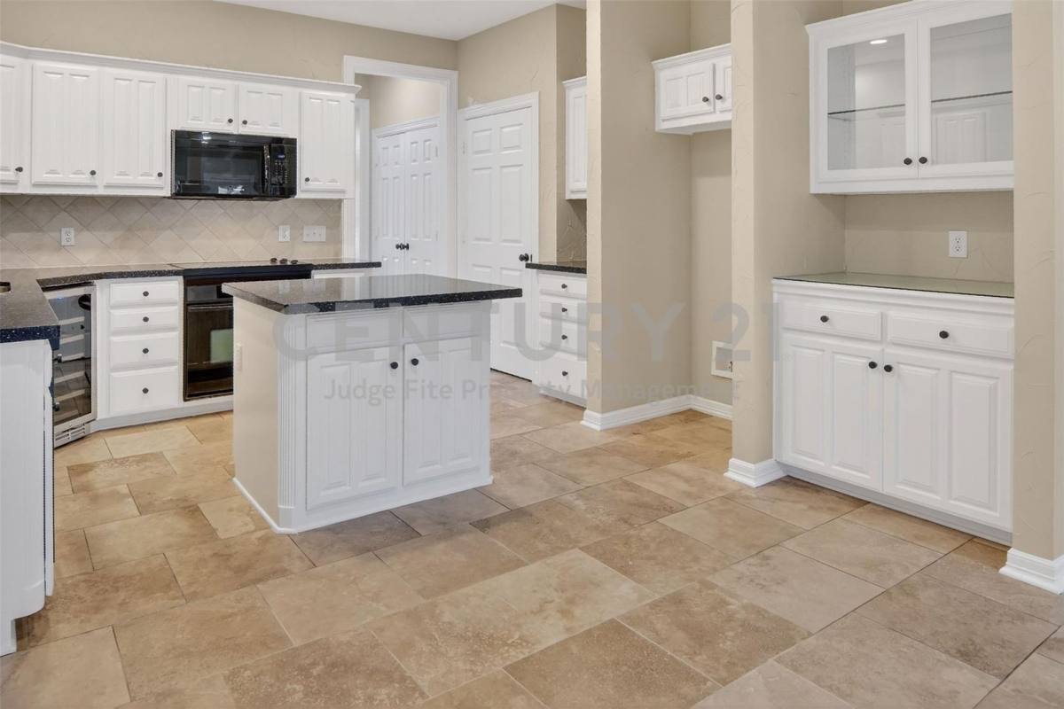 Townhouse for rent at 2122 Clear Lake Rd, Weatherford, TX 76087