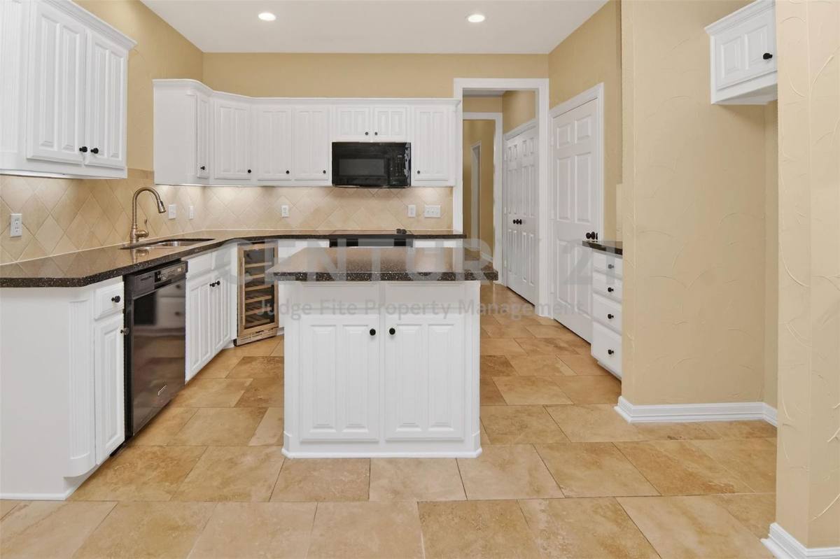 Townhouse for rent at 2122 Clear Lake Rd, Weatherford, TX 76087
