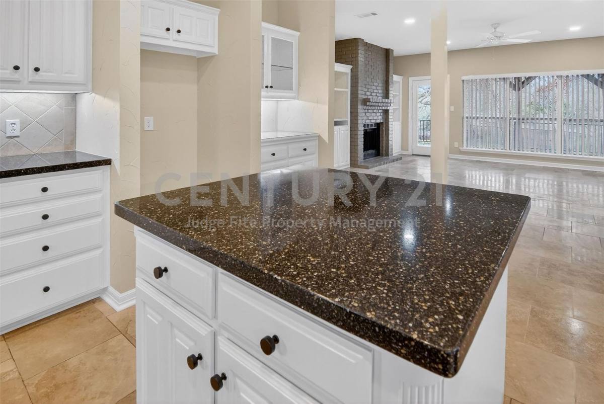 Townhouse for rent at 2122 Clear Lake Rd, Weatherford, TX 76087