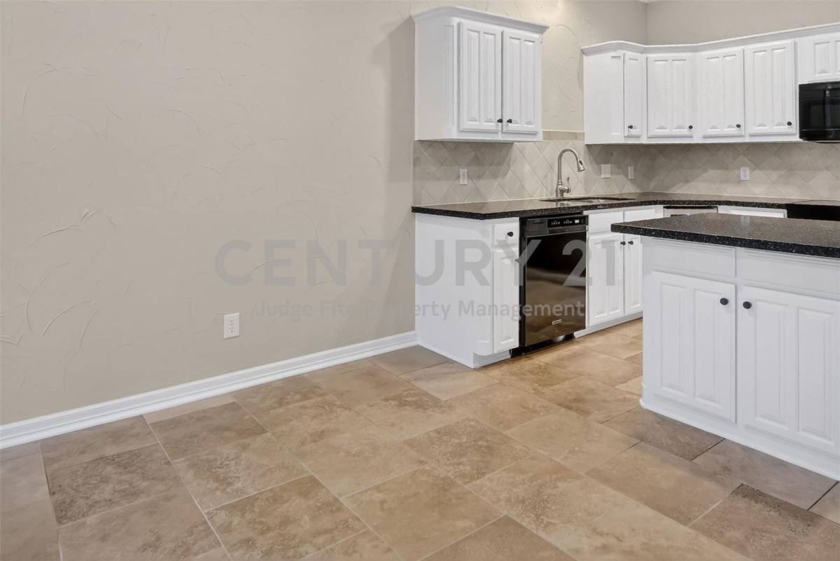 Townhouse for rent at 2122 Clear Lake Rd, Weatherford, TX 76087