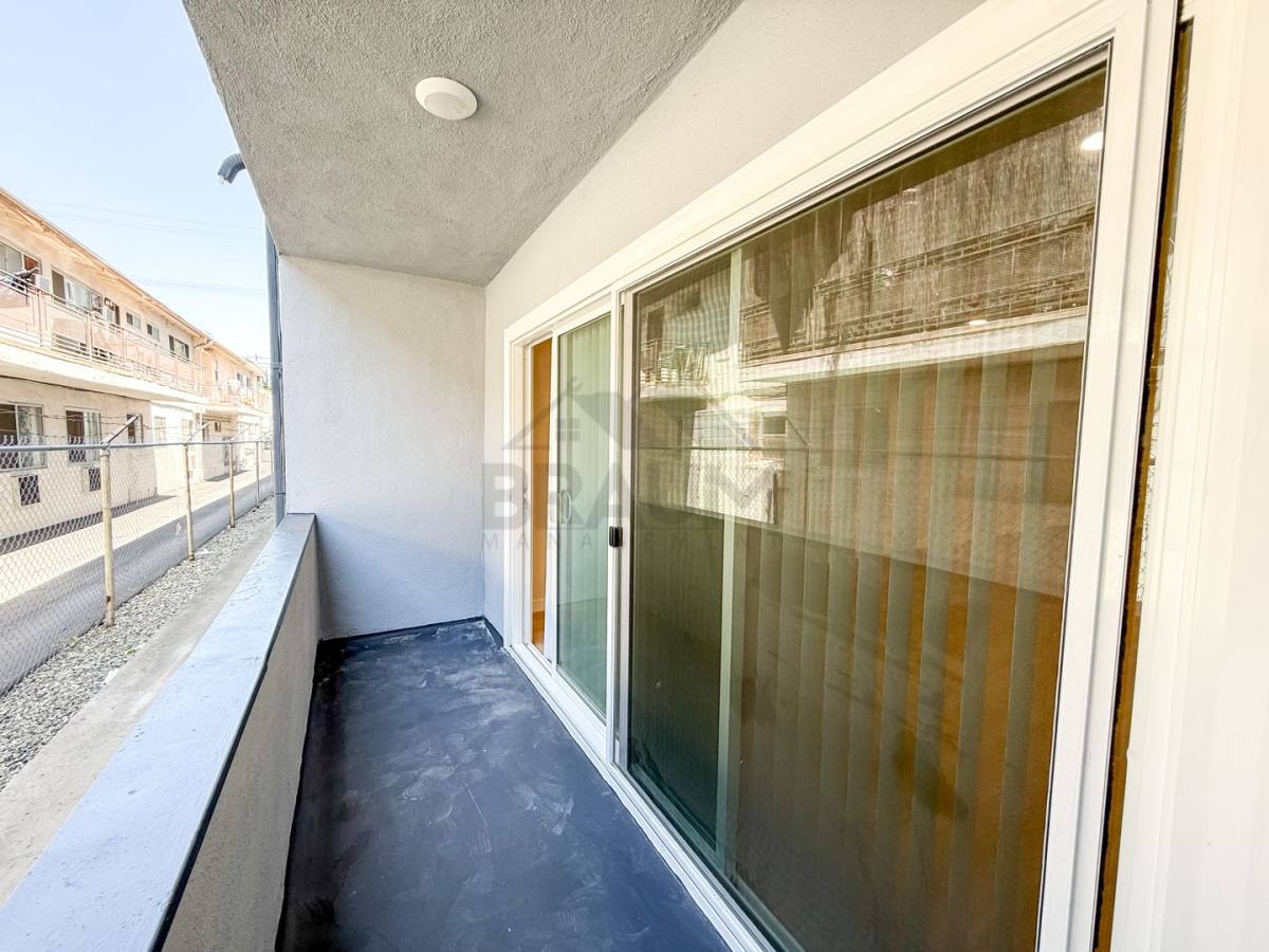 Apartment for rent at 6041 Whitsett Ave, North Hollywood, CA 91606