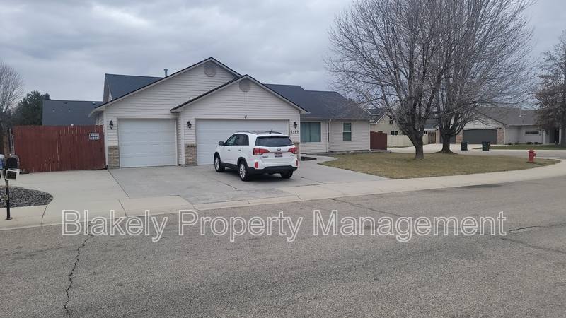 House for rent at 2589 W Whitelaw Dr, Meridian, ID 83646