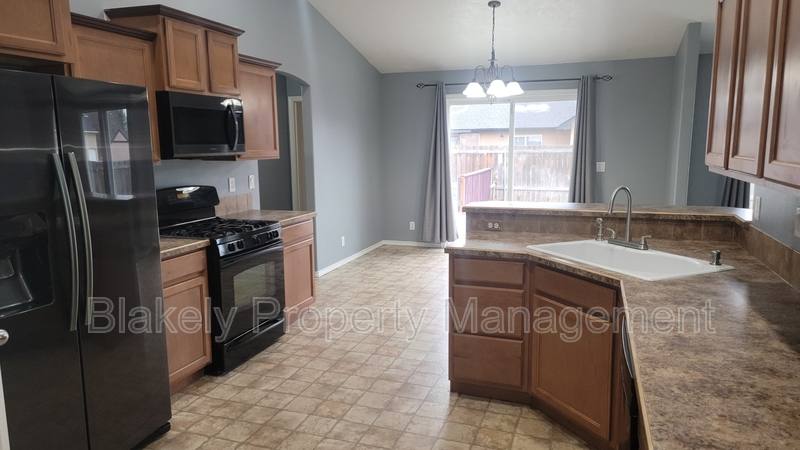 House for rent at 2589 W Whitelaw Dr, Meridian, ID 83646