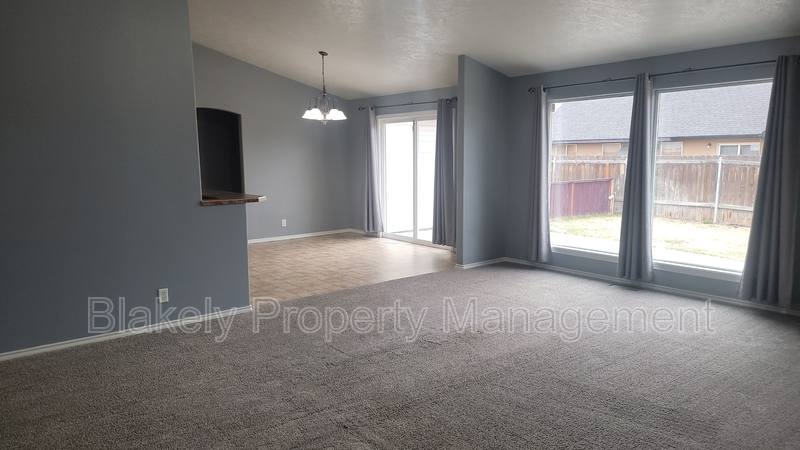 House for rent at 2589 W Whitelaw Dr, Meridian, ID 83646