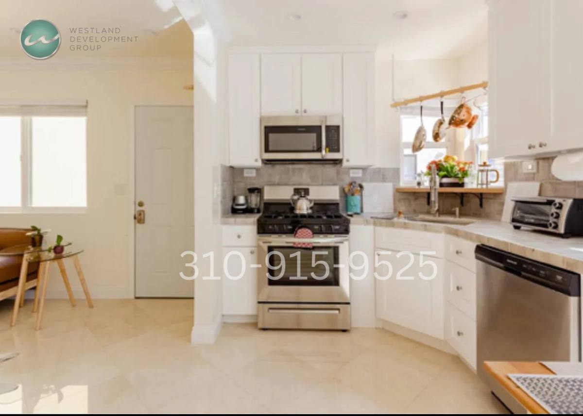 Apartment for rent at 11817 Darlington Ave, Los Angeles, CA 90049