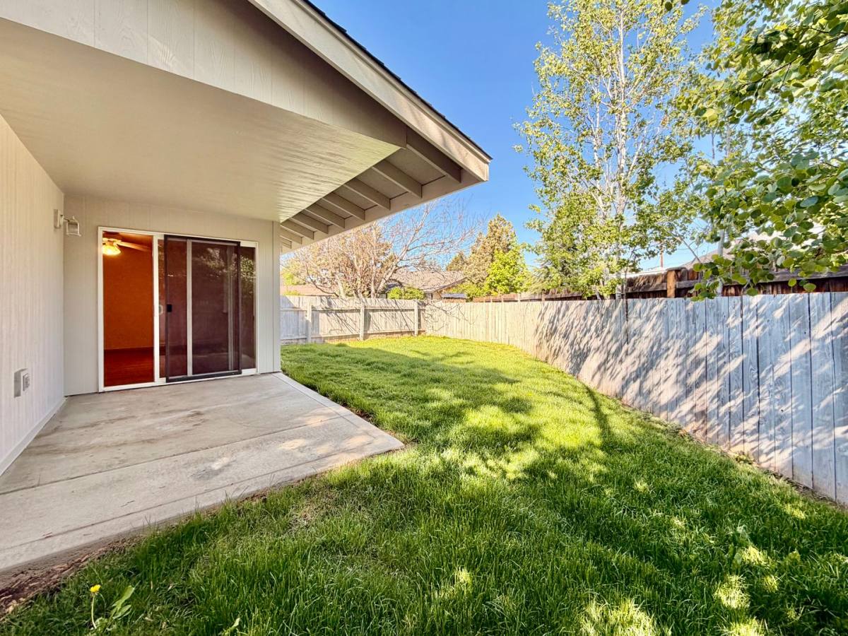 Townhouse for rent at 1547-1549 SW Rimrock Way, Redmond, OR 97756
