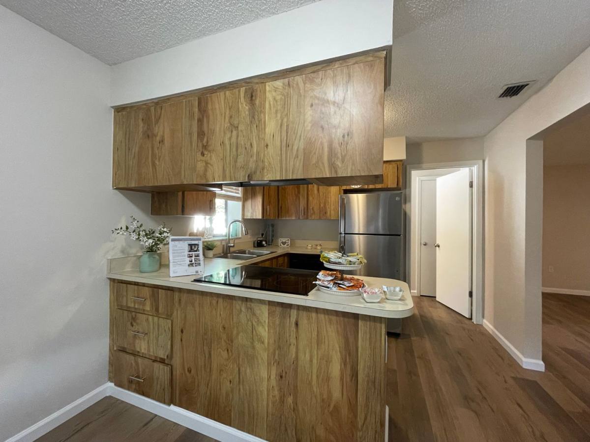 Apartment for rent at 117 E Myrtle St, Apopka, FL 32703