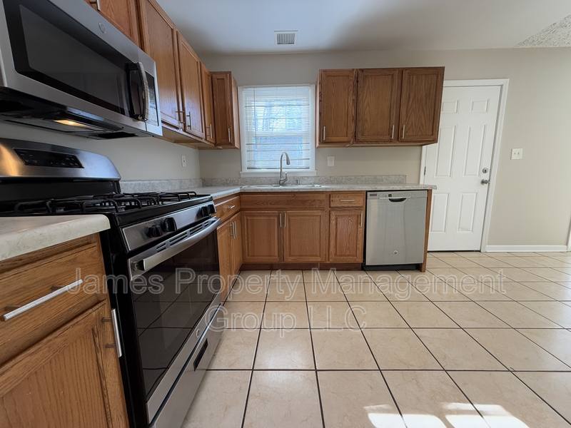 House for rent at 1004 Oakland Dr, Streamwood, IL 60107