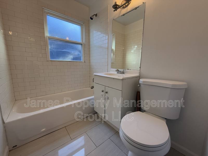 House for rent at 1004 Oakland Dr, Streamwood, IL 60107