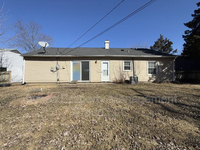 House for rent at 1004 Oakland Dr, Streamwood, IL 60107