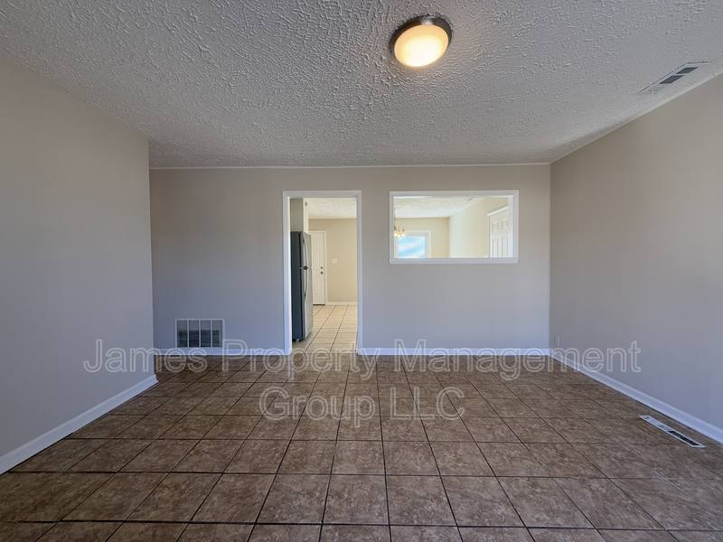 House for rent at 1004 Oakland Dr, Streamwood, IL 60107