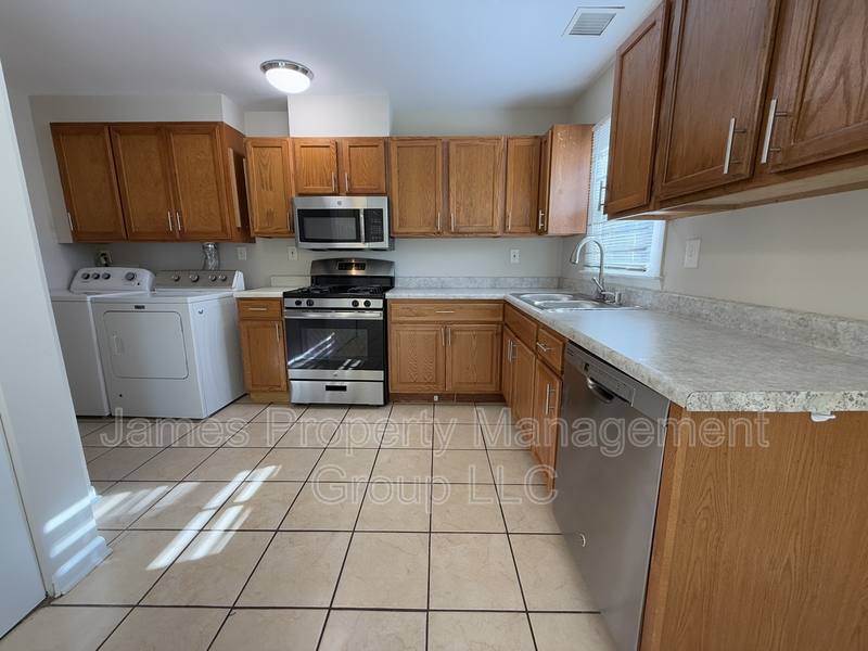 House for rent at 1004 Oakland Dr, Streamwood, IL 60107