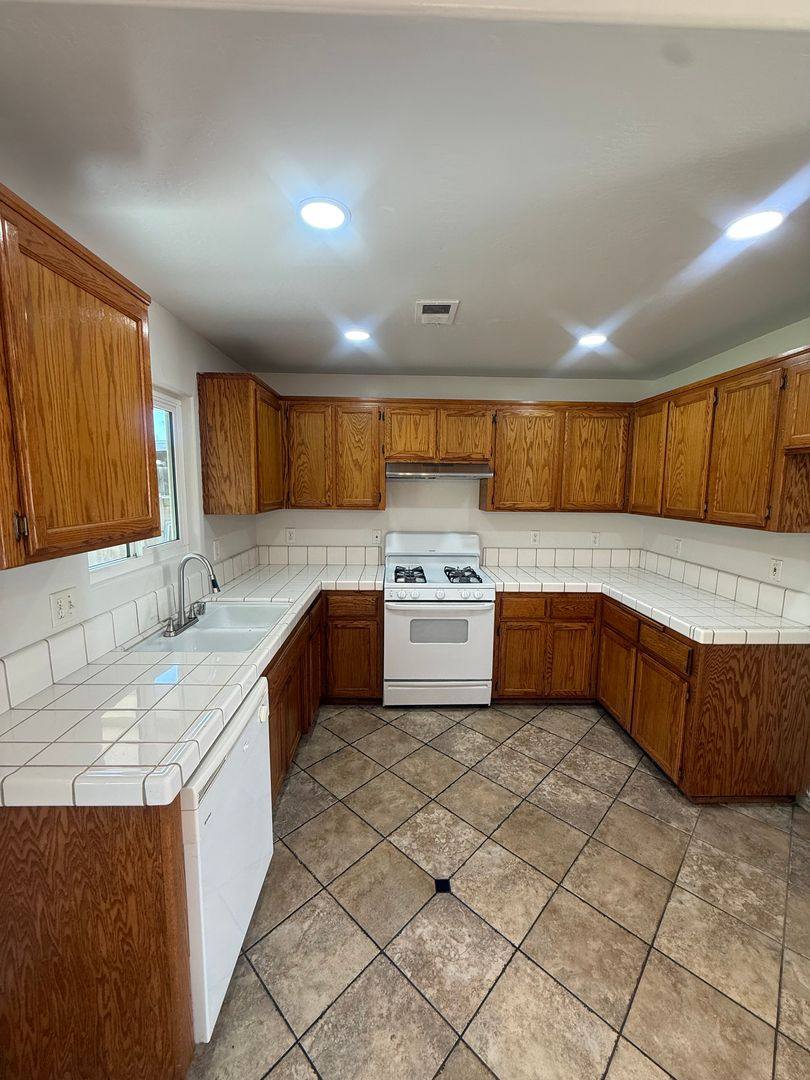 House for rent at 1318 Evadonna Rd, Bakersfield, CA 93307