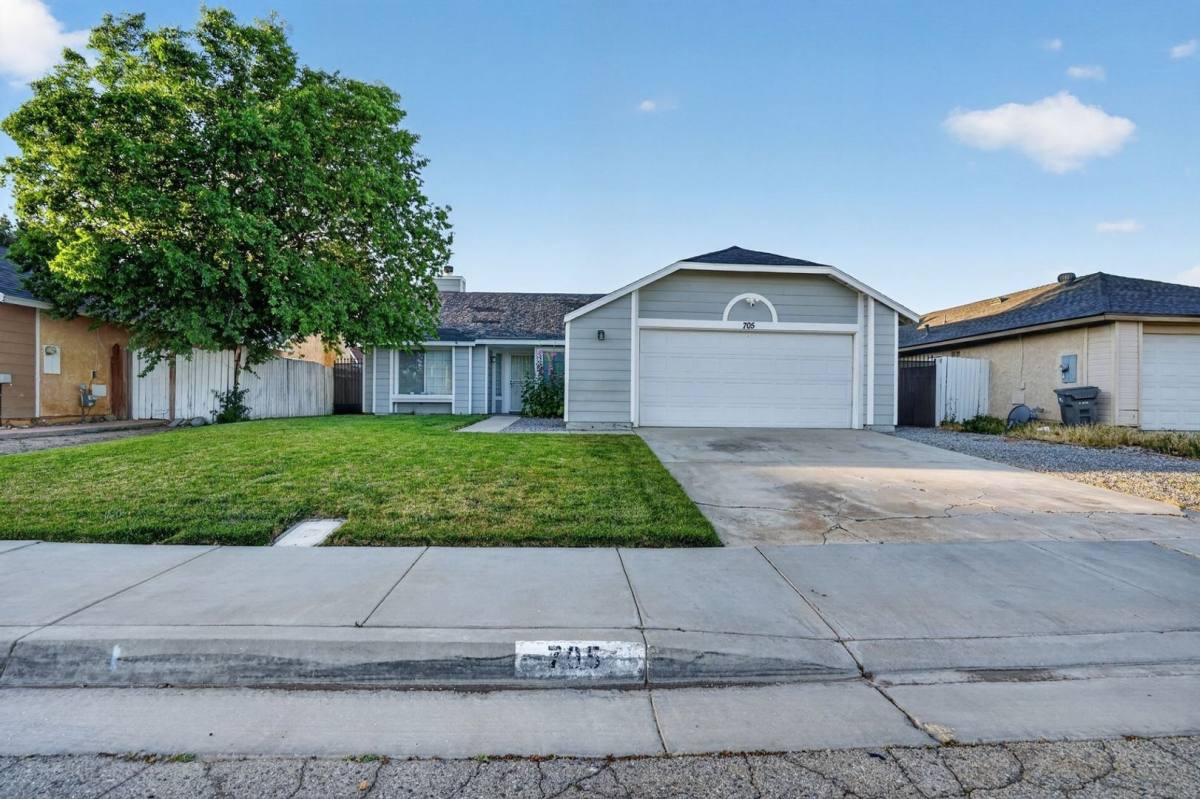 House for rent at 705 Desert Calico Dr, Lancaster, CA 93534