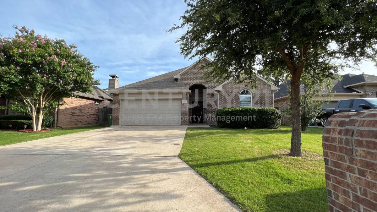 House for rent at 517 Highpark Court, Lake Dallas, TX 75065