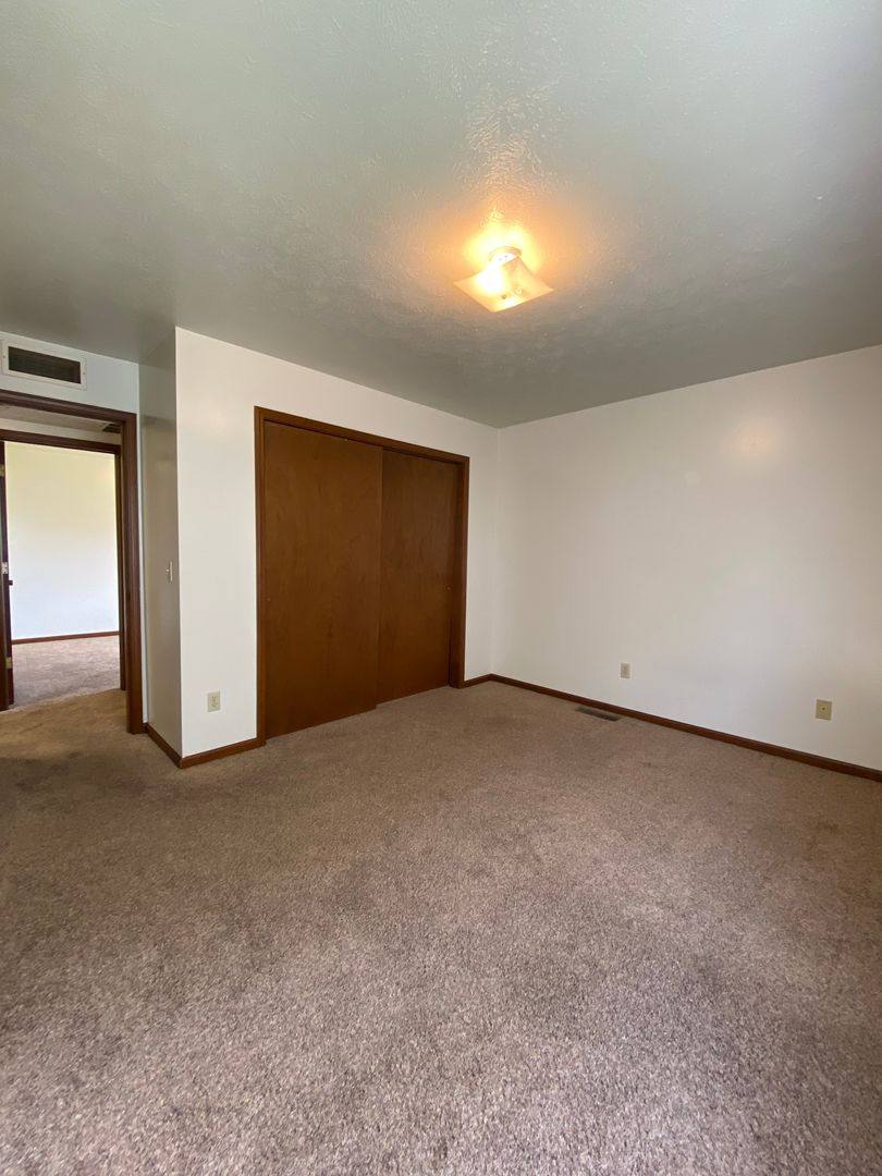 Apartment for rent at 122 S Silverwood Lane, Goshen, IN 46526