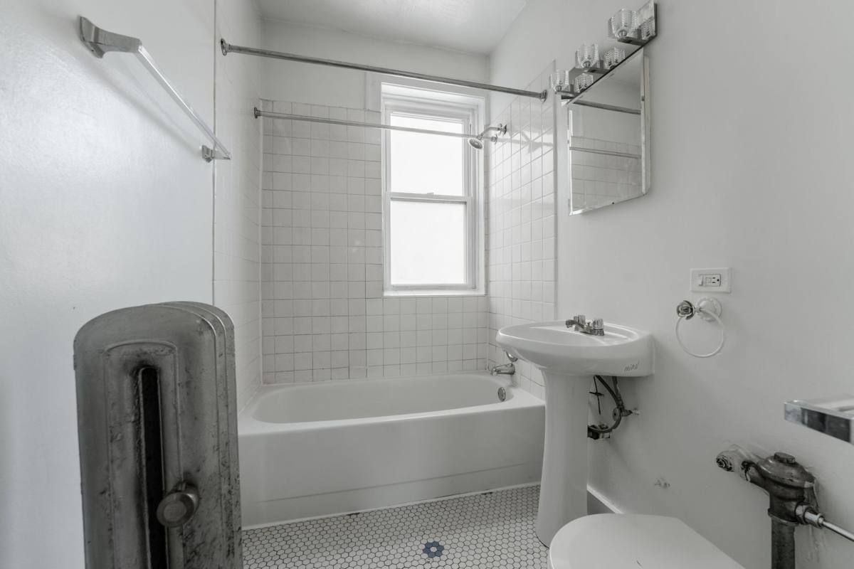 Apartment for rent at 1416-1422 W Hutchinson St, Chicago, IL 60613