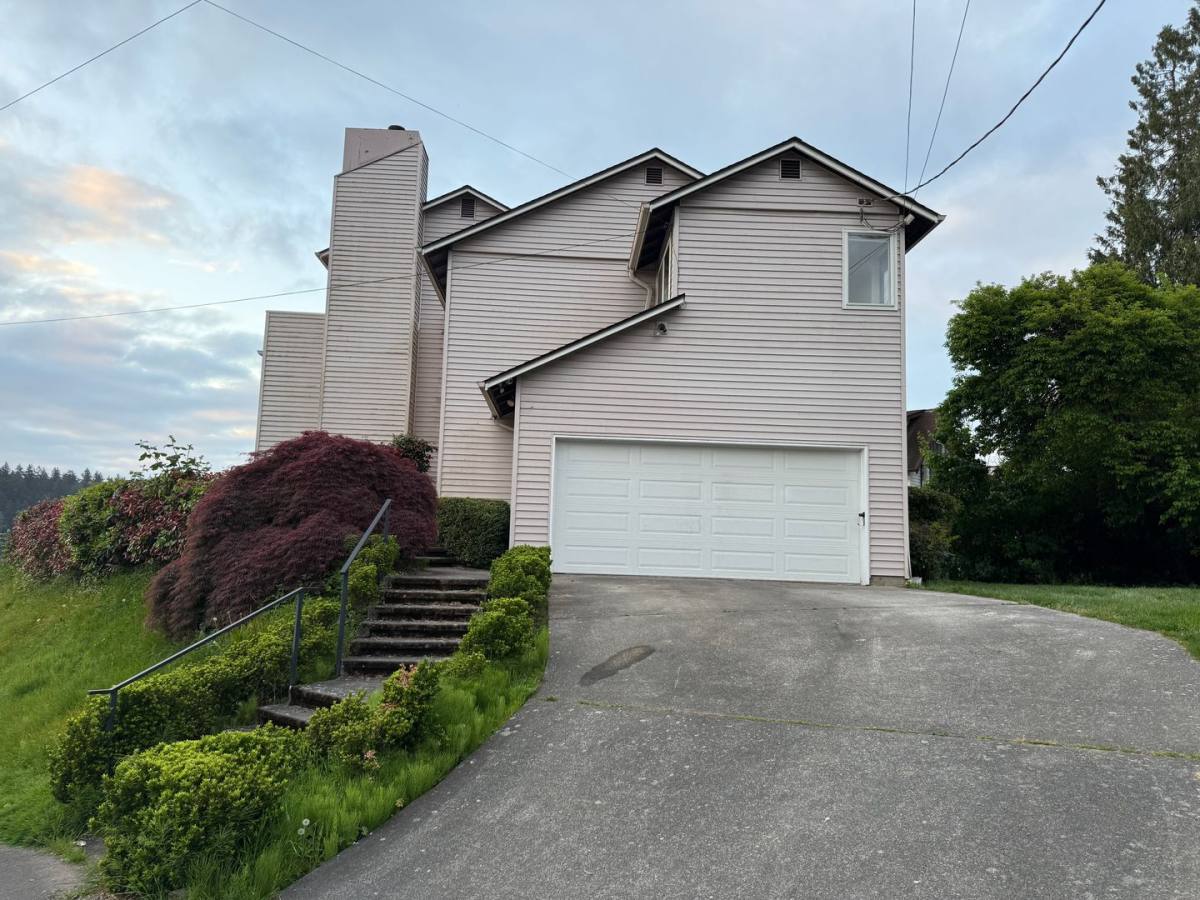 House for rent at 4901 Lake Wa Blvd S, Seattle, WA 98118