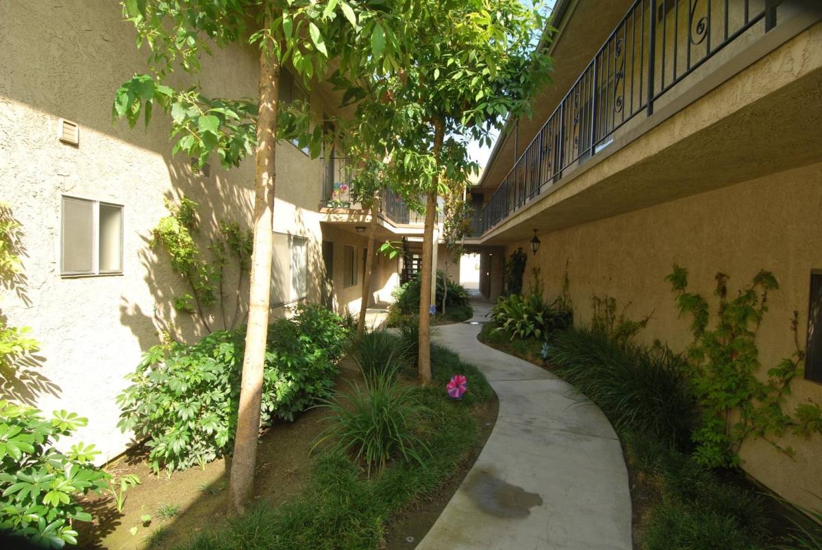 Apartment for rent at 10437 La Reina Ave, Downey, CA 90241