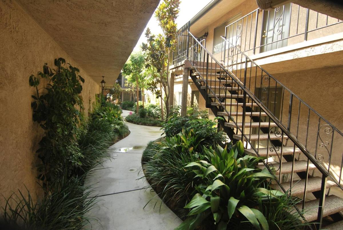 Apartment for rent at 10437 La Reina Ave, Downey, CA 90241