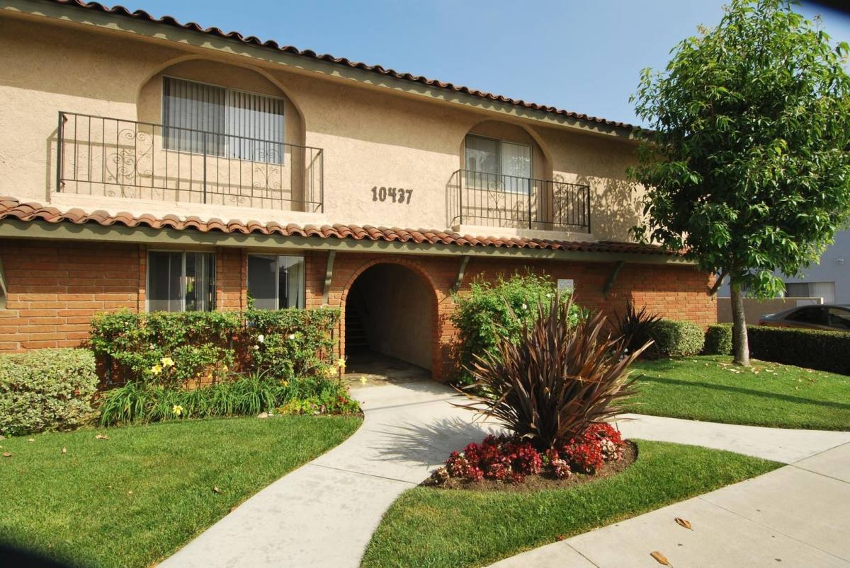 Apartment for rent at 10437 La Reina Ave, Downey, CA 90241