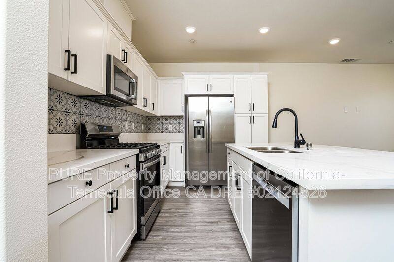 Townhouse for rent at 30383 Town Square Dr, Menifee, CA 92584