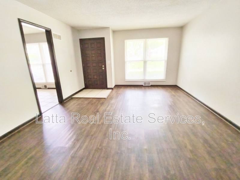 Apartment for rent at 719 NW 6th St #A, Blue Springs, MO 64014